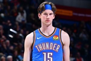 上赛季场均3.8分1.7板！Shams：雷霆与布兰登-卡尔森续签双向合同