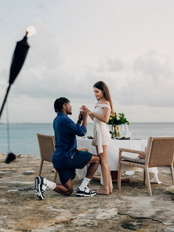 开云体育官网-尤文21岁前锋姆班古拉向女友求婚，据悉两人已相恋4年