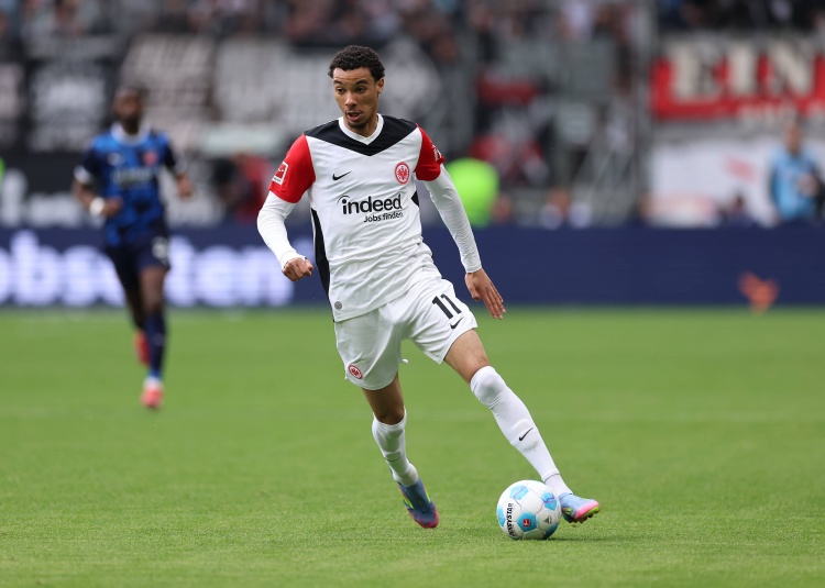 记者：纽卡已退出埃基蒂克争夺战，法兰克福坚持要价超8000万欧