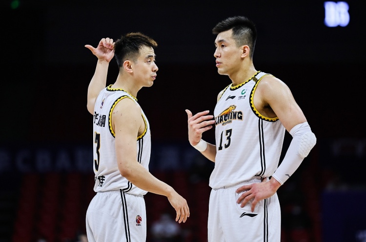 开云官网-后场双核有一个非要走？杨鸣：我尽量把他往回拉 但决定权不在我